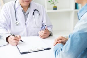 pacjent-słuchający-lekarza-doktora-lub-konsultacje-lekarskie-freepik