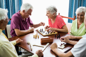 Grupa seniorów gra w szachy