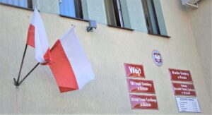 budynek Urzędu Gminy w Brzoziu - na ścianie dwie flagi Polski