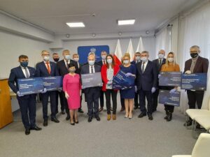 Pani Danuta Kędziorska-Cieszyńska Wójt Gminy Brzozie odbiera promesę na prawie 7,5 mln zł dla Gminy Brzozie
