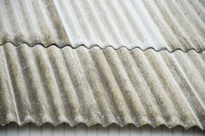 Dach pokryty azbestem