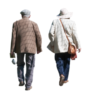 Zdjecie przedstawia dwojke emerytow idacych przed siebie