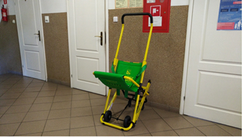W urzędzie znajduje się krzesło ewakuacyjne dla osób niepełnosprawnych